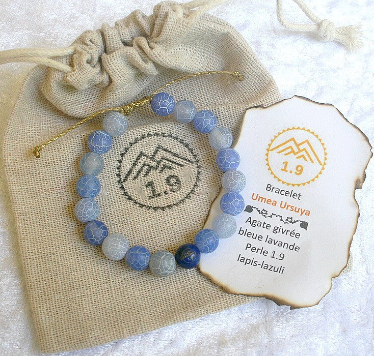Bracelet macramé doré et perles bleues en agate naturelle bleu clair et perle en lapis-lazuli 1.9