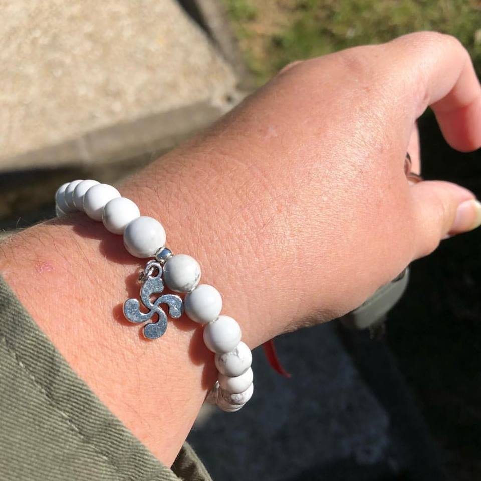 bracelet femme blanc et noir en pierres naturelles lithotherapie avec croix basque