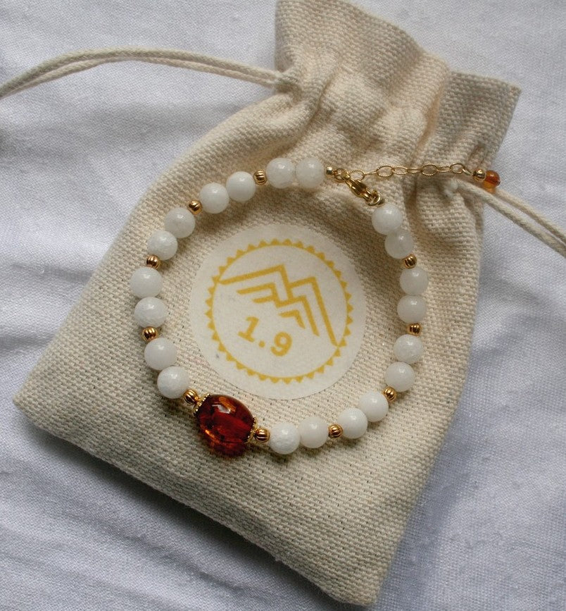 bracelet plaqué or en ambre et jade blanc personnalisé sur mesure de la marque 1.9