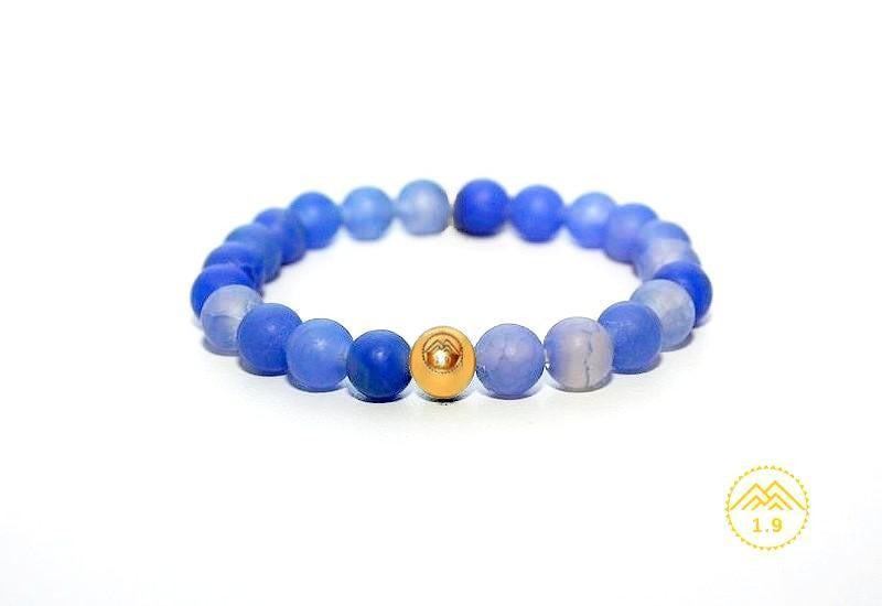 bracelet enfant en pierres naturelles d'agate bleue et perle dorée or de la marque 1.9