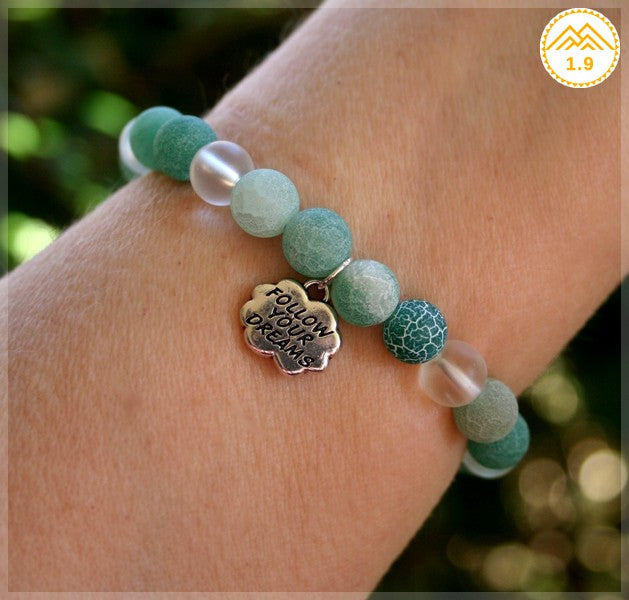 Bracelet femme vert et blanc lithotherapie 1point9 avec medaille Follow Your Dreams