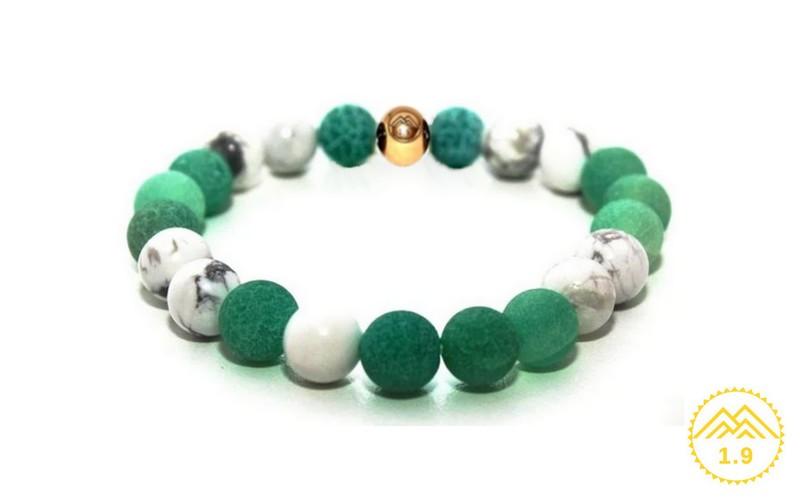 Bracelet femme Perles Agate verte givrée Howlite blanche Perle acier doré gravée 1.9