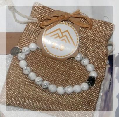 Bracelet femme Perles Howlite blanche Perle onyx noir gravée 1.9 Médaille Never Give Up argent 1.9