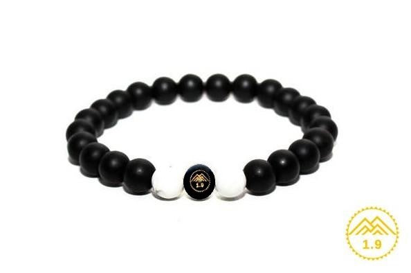 bracelet homme pierres véritables onyx noir howlite blanche iluna de la marque 1point9