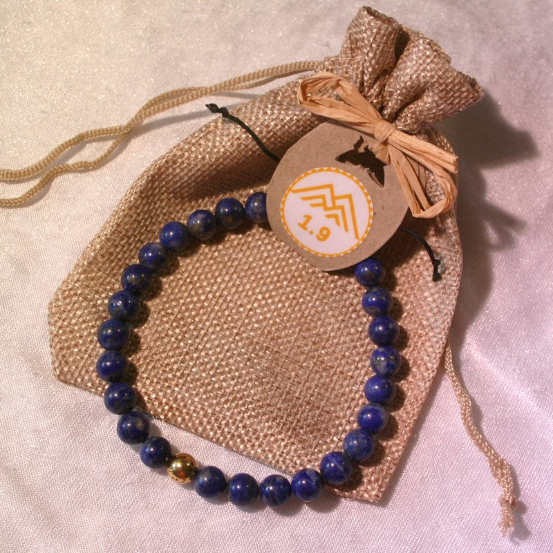 bracelet lapis lazuli et or, sur mesure avec lien coulissant macramé, de la marque 1.9