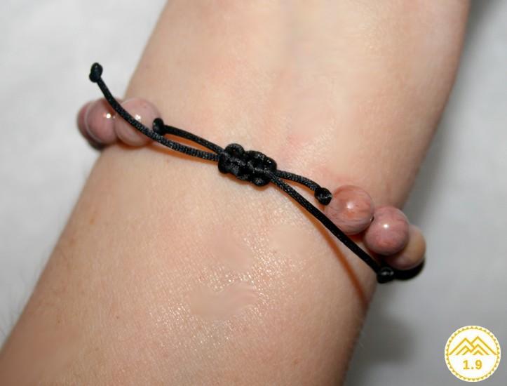 Bracelet shamballa macramé mala tibétain et pierres naturelles rhodonite rose sur cordon noir