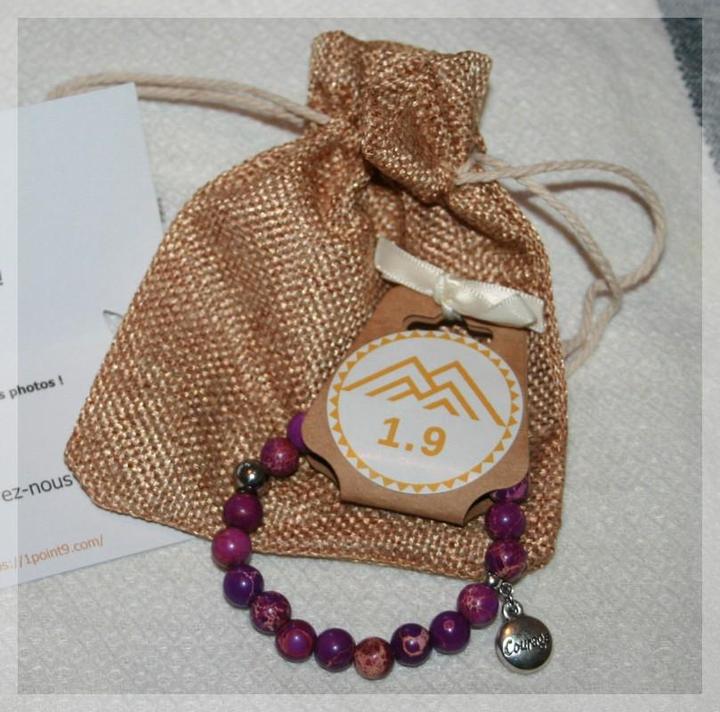 idée cadeau femme : bracelet perles naturelles violettes personnalisé avec médaille Courage