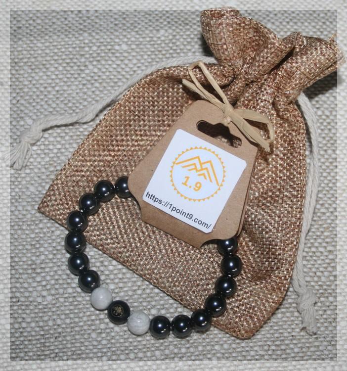 idée cadeau enfant : Bracelet pierres noires et blanches : hematite, howlite blanc, Onyx noir 1.9