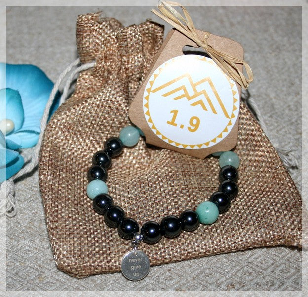 idée cadeau bracelet homme pierres bleu turquoise et gris-noir avec medaille Never Give Up