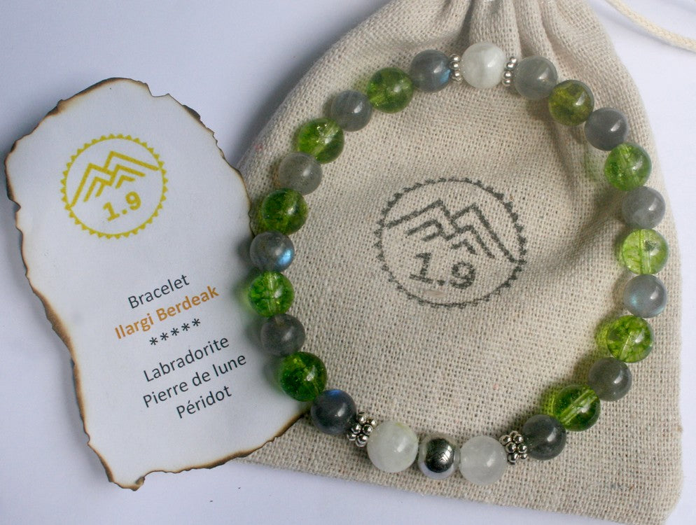 bracelet femme fête des mères en perles vert et blanc. Bracelet femme original sur mesure en labradorite, péridot et pierre de lune