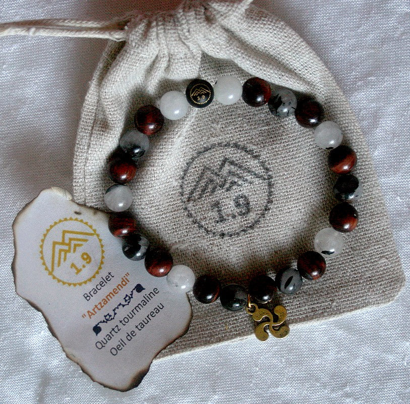 Bracelet oeil de taureau (oeil de tigre rouge) et quartz tourmaline noire avec croix basque de la marque 1.9