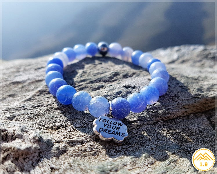 Bracelet enfant bleu perles naturelles 1.9 avec médaille Follow your dreams