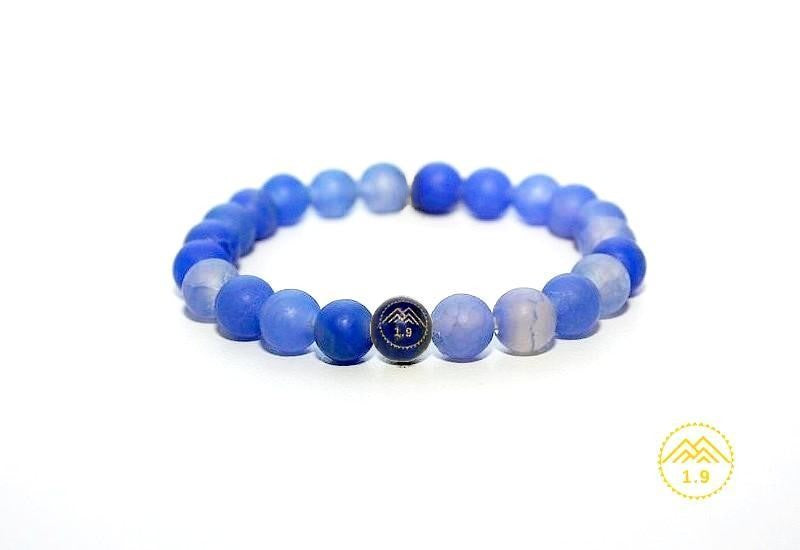 bracelet femme en pierres naturelles d'agate bleue sur mesure avec perle gravée lapis-lazuli de la marque 1.9