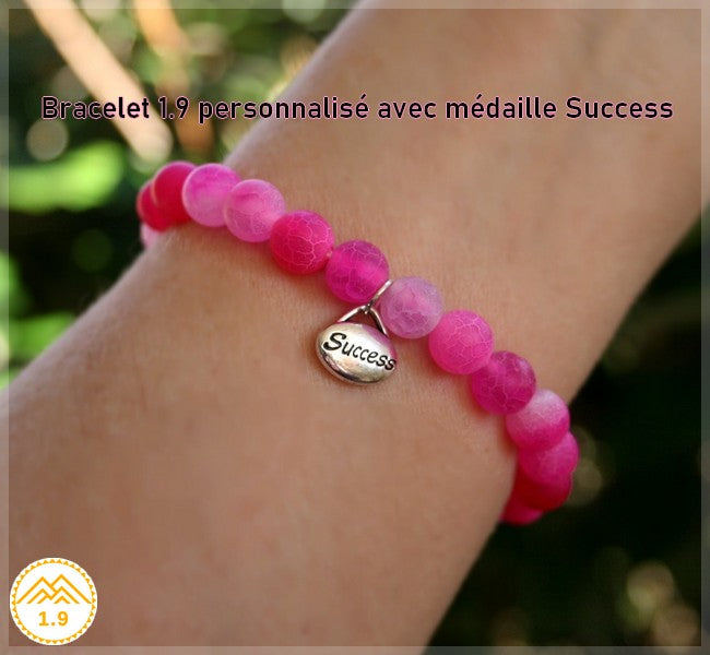 Bracelet femme pierres naturelles agate rose fushia 1.9 personnalisé avec medaille succes
